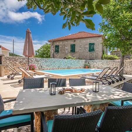 Villa Callisto- Elegant Restored Villa With Pool Gyri Екстер'єр фото