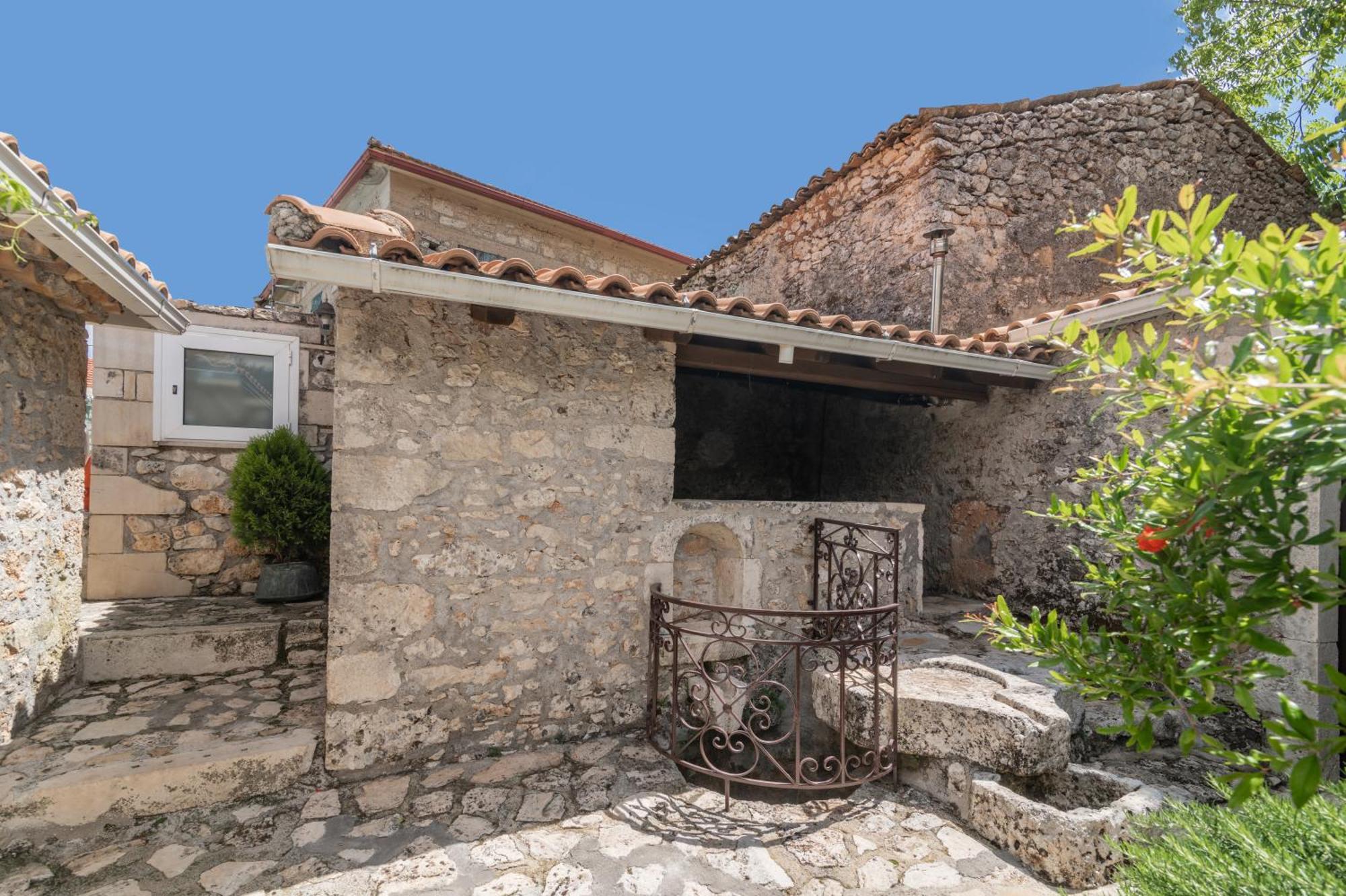 Villa Callisto- Elegant Restored Villa With Pool Gyri Екстер'єр фото