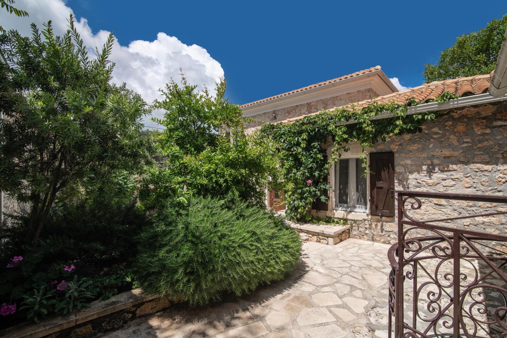Villa Callisto- Elegant Restored Villa With Pool Gyri Екстер'єр фото