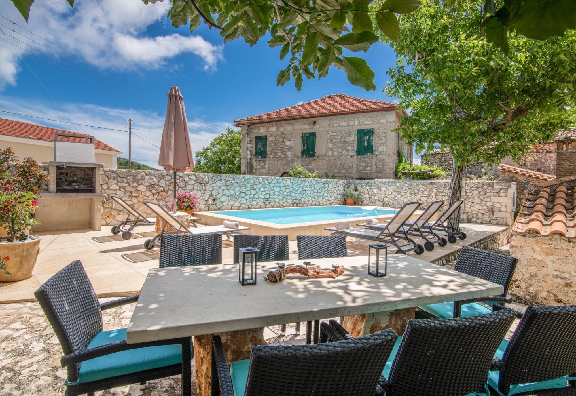 Villa Callisto- Elegant Restored Villa With Pool Gyri Екстер'єр фото