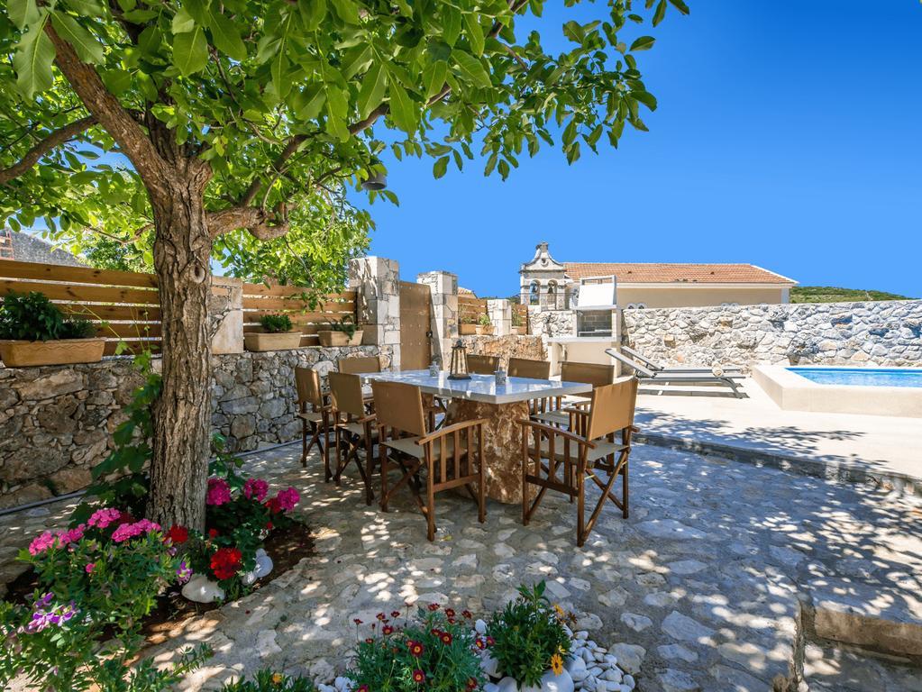 Villa Callisto- Elegant Restored Villa With Pool Gyri Екстер'єр фото
