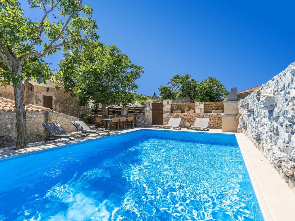Villa Callisto- Elegant Restored Villa With Pool Gyri Екстер'єр фото