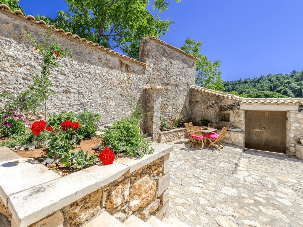 Villa Callisto- Elegant Restored Villa With Pool Gyri Екстер'єр фото