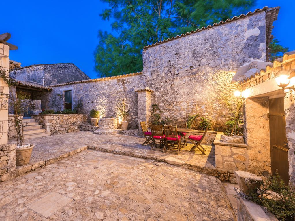 Villa Callisto- Elegant Restored Villa With Pool Gyri Екстер'єр фото