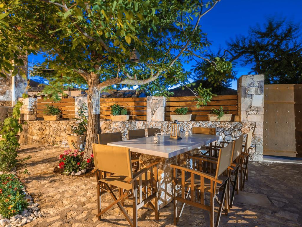 Villa Callisto- Elegant Restored Villa With Pool Gyri Екстер'єр фото